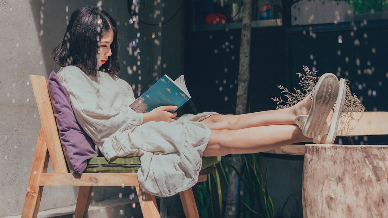 Como criar áreas de leitura e descanso em uma casa de campo